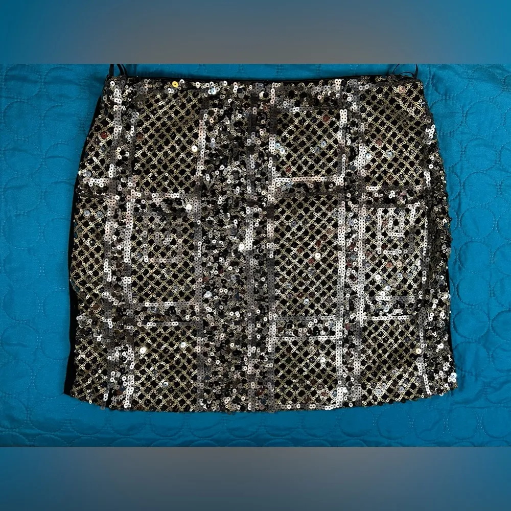 Romeo + Juliet Couture Gold/Silver Sequins Medium - Image 10