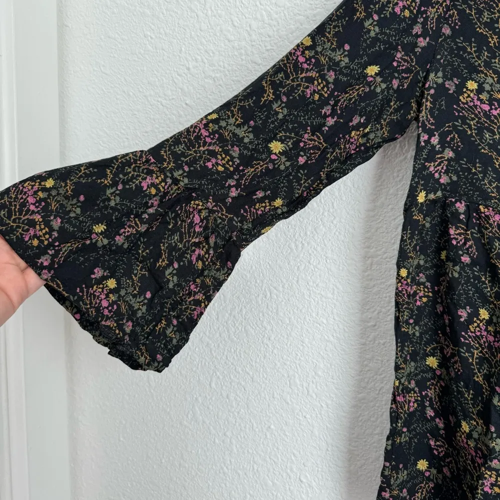 Lucky Brand boho dark floral 3/4 bell sleeve tie front blouse size S - Image 4