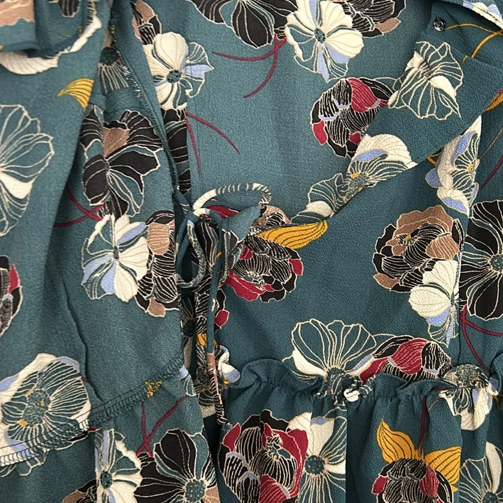 Anthro Everleigh Dark Green Blue Floral V Neck Ruffle Wrap Long Sleeve M - Image 7