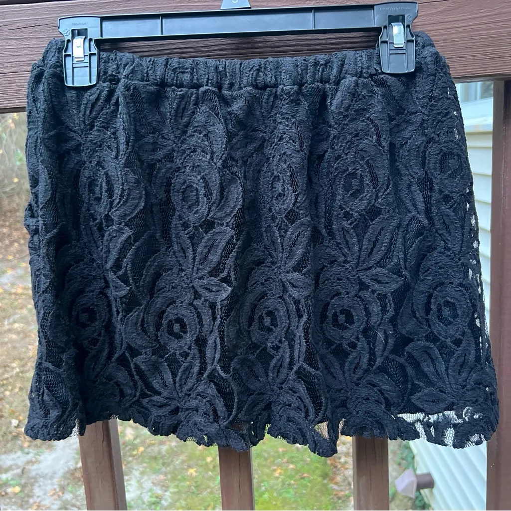 Women’s Flirty Lace Linned W/Stretch Waist Floral Black Mini Skirt, USA|Size:S - Image 3