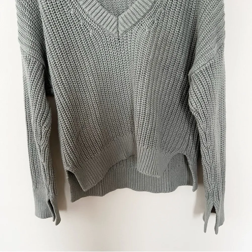 Abercrombie & Fitch Chunky knit V-neck Sweater Pullover Relaxed Fit Size Medium - Image 3