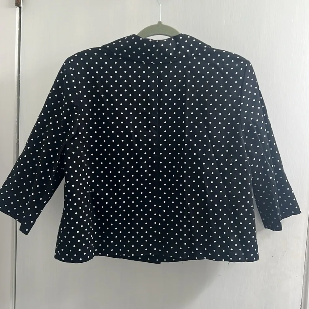 Dress barn black/white polka dot 3/4 sleeve jacket medium - Image 2