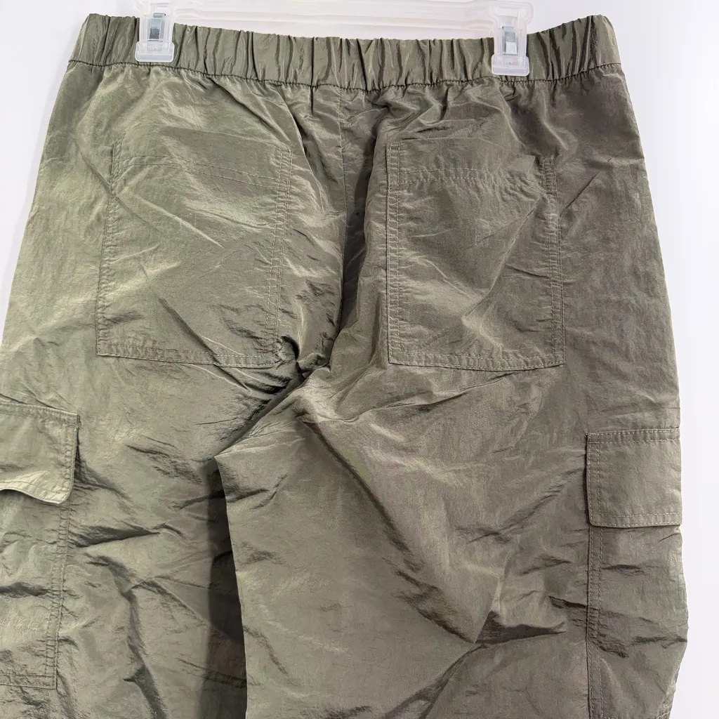 GapFit Parachute Cargo Pants in bamboo army green size Medium NWT crinkle nylon - Image 6