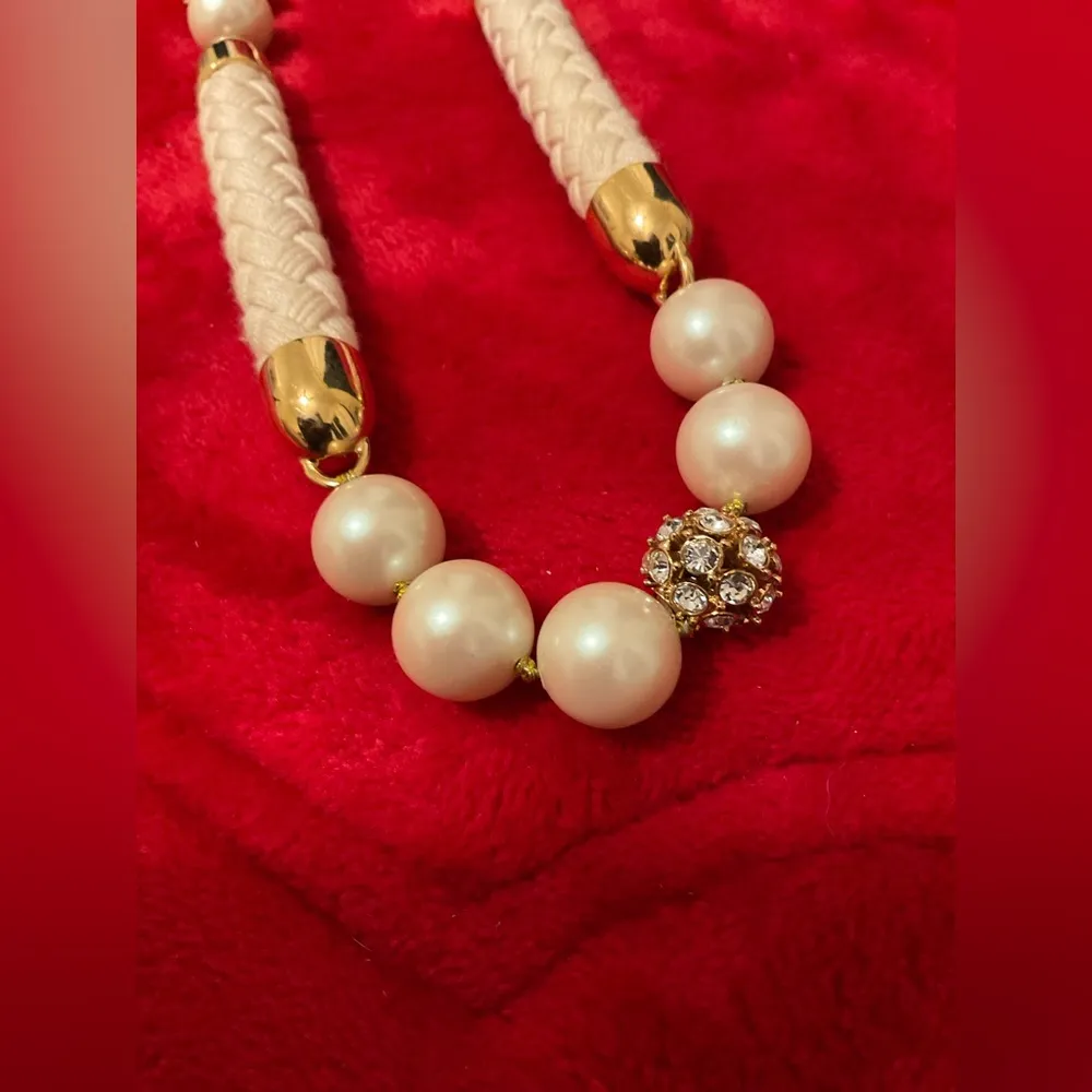 A Very Beautiful Beige Long Kate Spade New York Necklace - Image 4