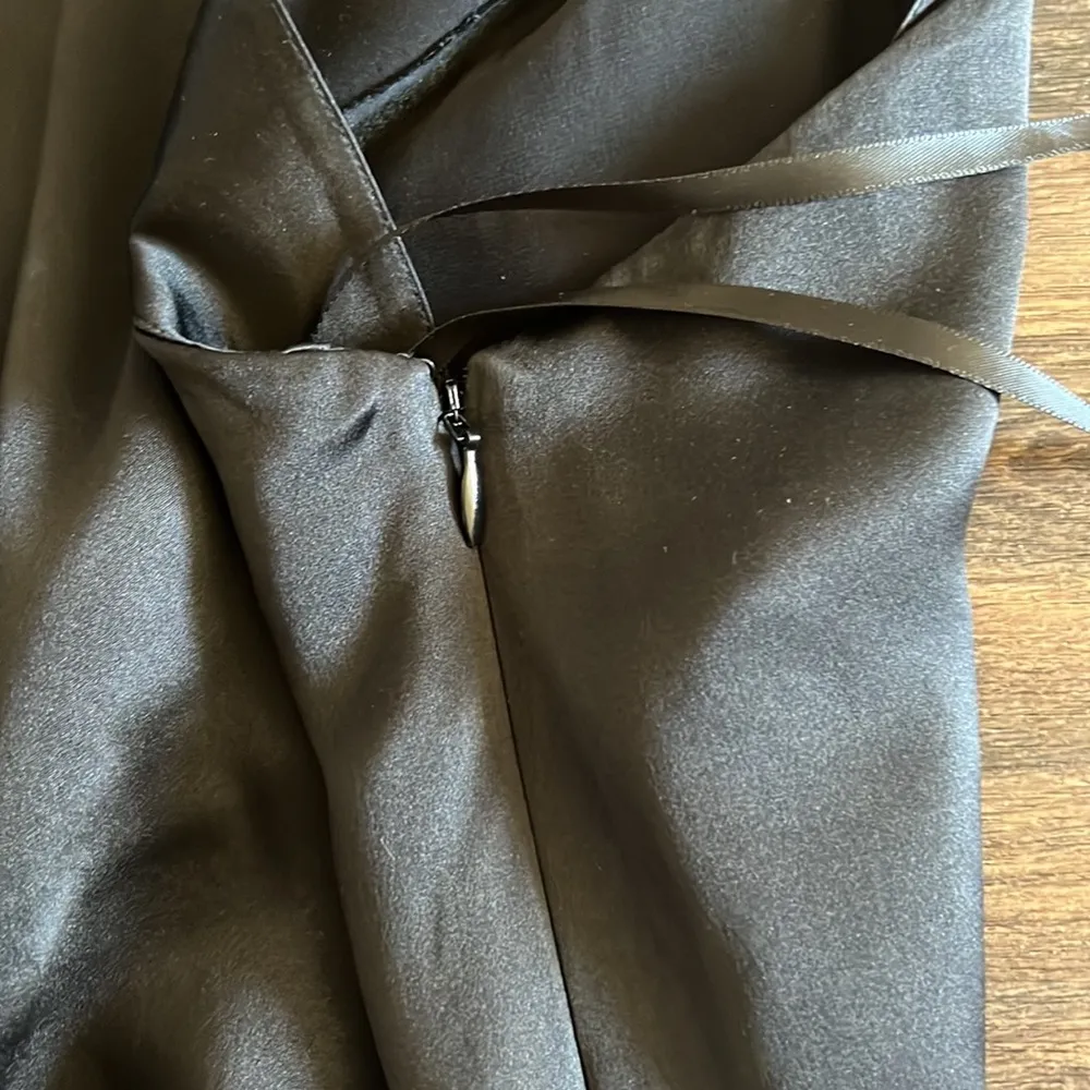 FRAME Relaxed One Shoulder Top in Noir - Image 7