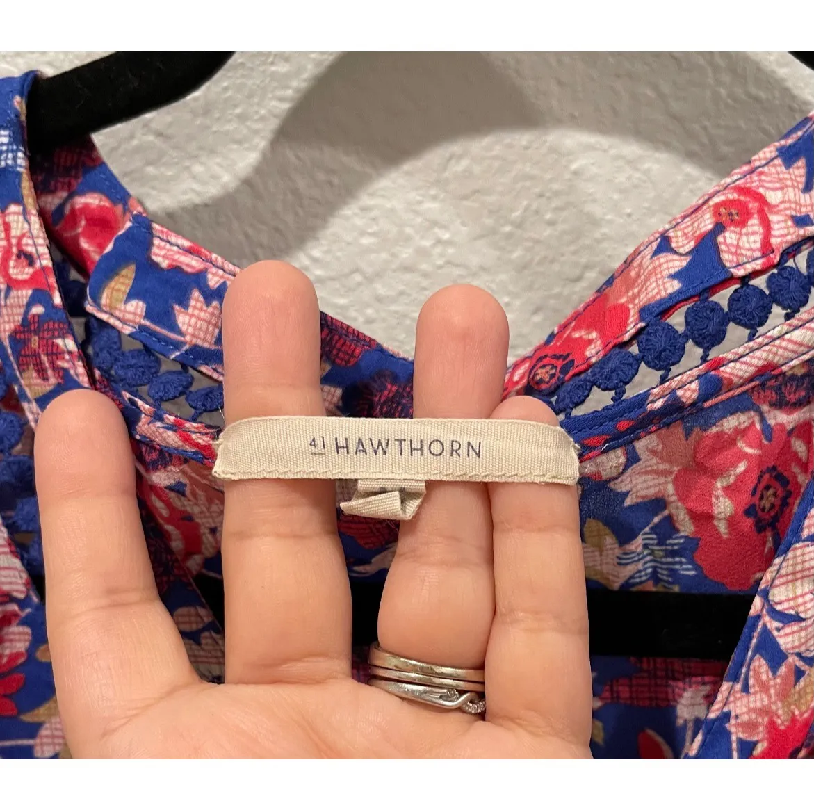 41 HAWTHORN Blue Rose Floral Print Sleeveless Blouse Multiple Size M - Image 4