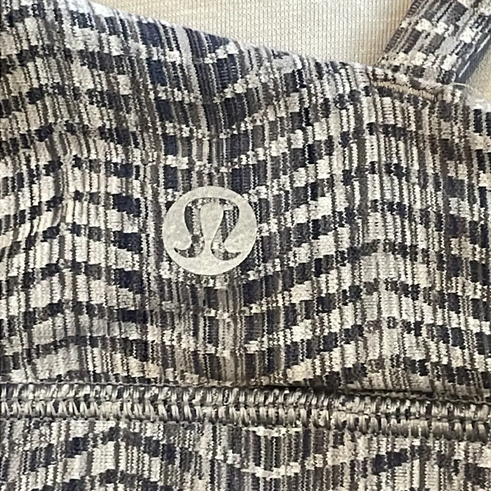 Lululemon Grey Patterned Energy Sports Bra - Size 4 - Image 4
