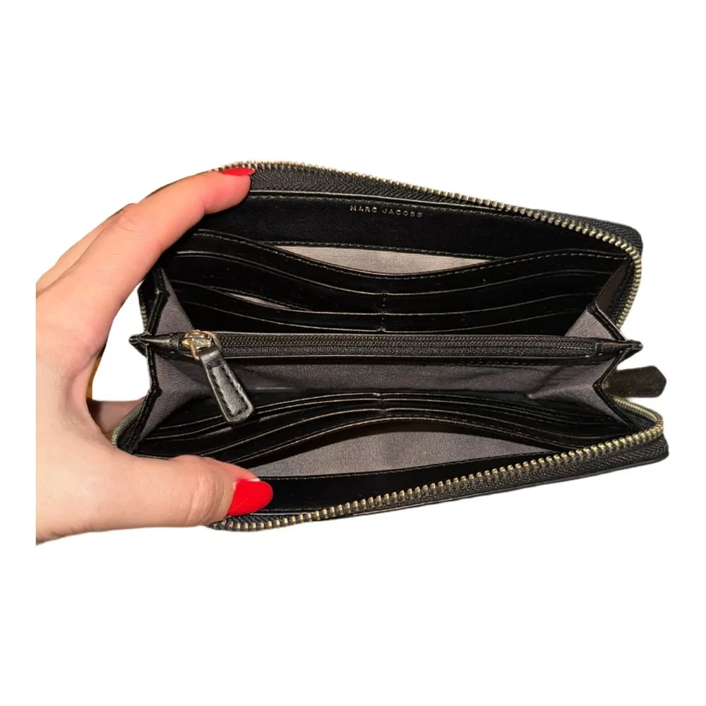 Marc Jacobs Zip Wallet 🖤 - Image 3