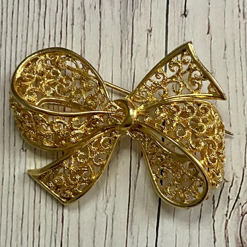 Vintage GoldTone Filigree Bow Brooch – 2” Unsigned Gold - Image 2