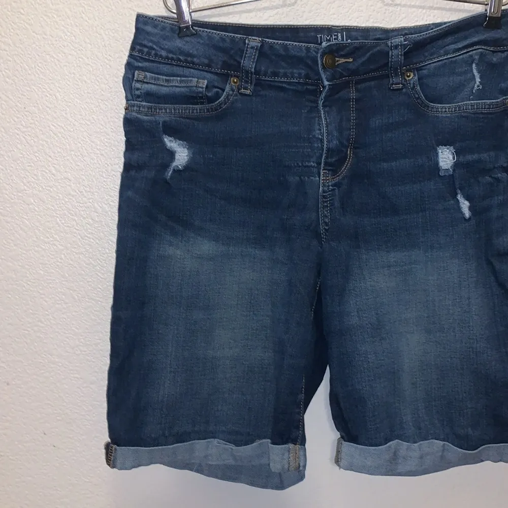Time and Tru dark wash mid rise folded hem distressed blue denim jeans shorts - Image 2