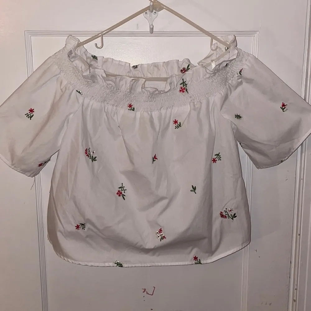 Off the shoulder flower top - Image 4
