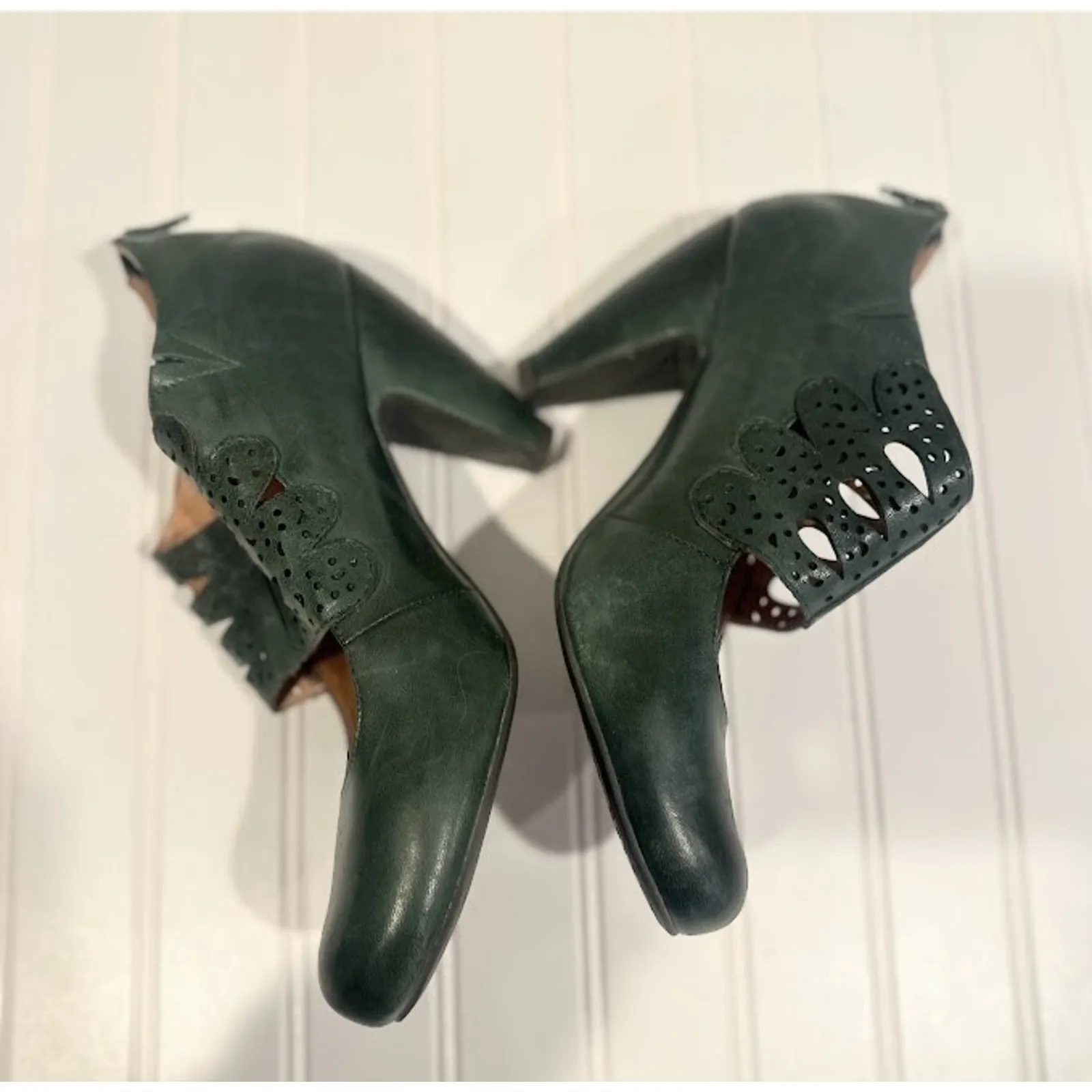 Miz Mooz Sharon Green Leather Retro Pumps Heels Back Zip Buttons Eyelets Size 9 - Image 5