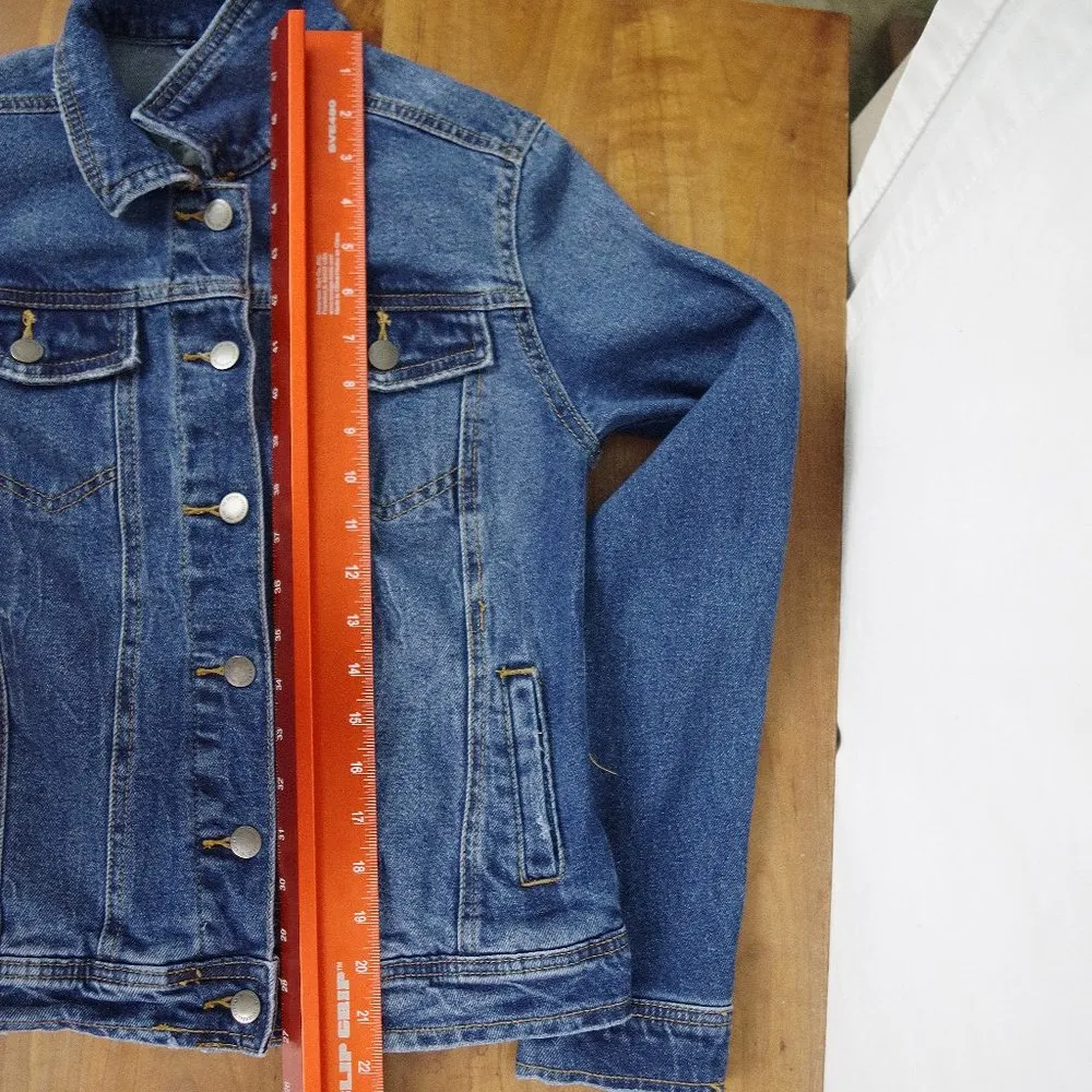 Universal Threads Four Pocket Distressed Mid Wash Denim Jacket Ladies' XS - Image 8