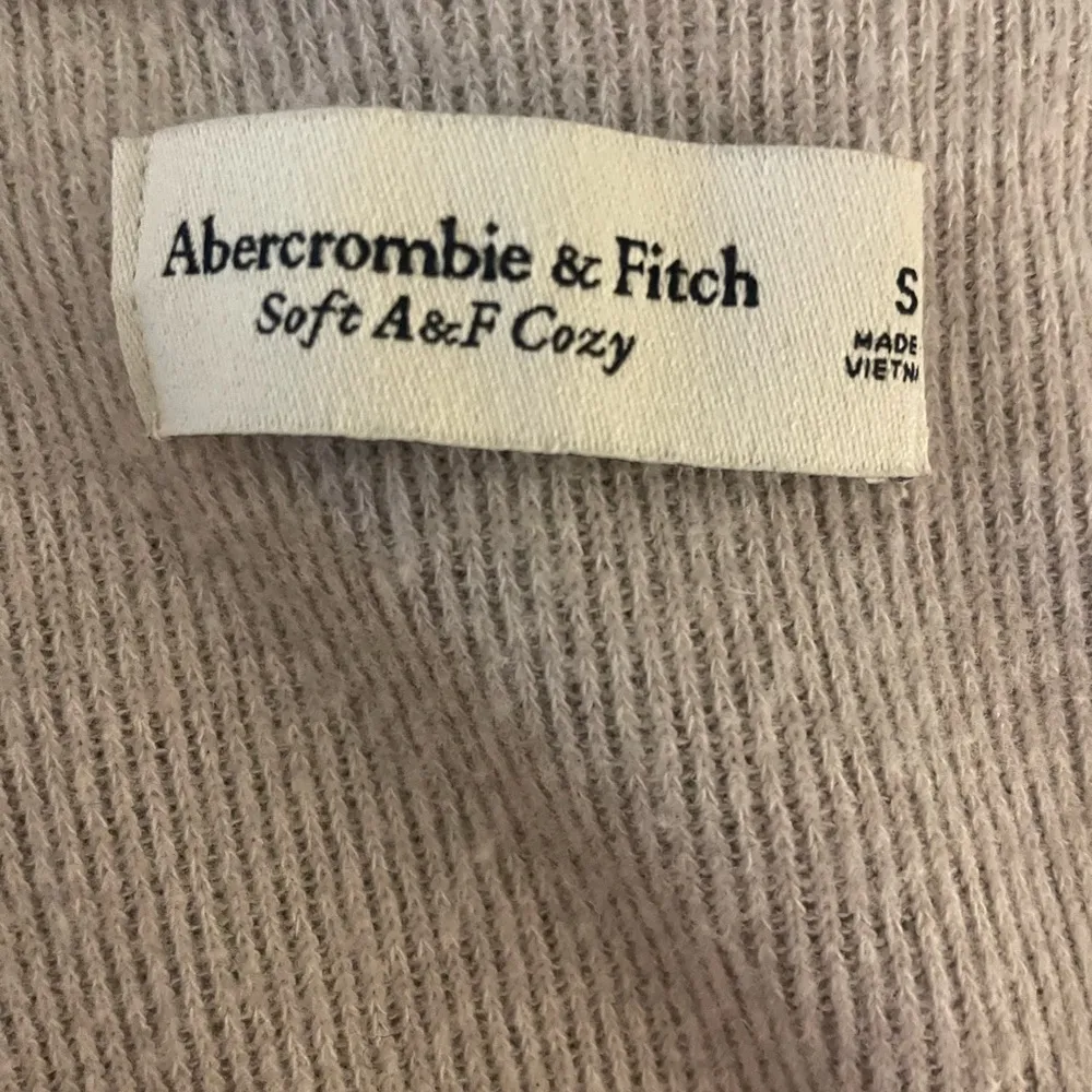 Soft A&F Cozy V-Neck Sweater, Gray, Size S, EUC - Image 6