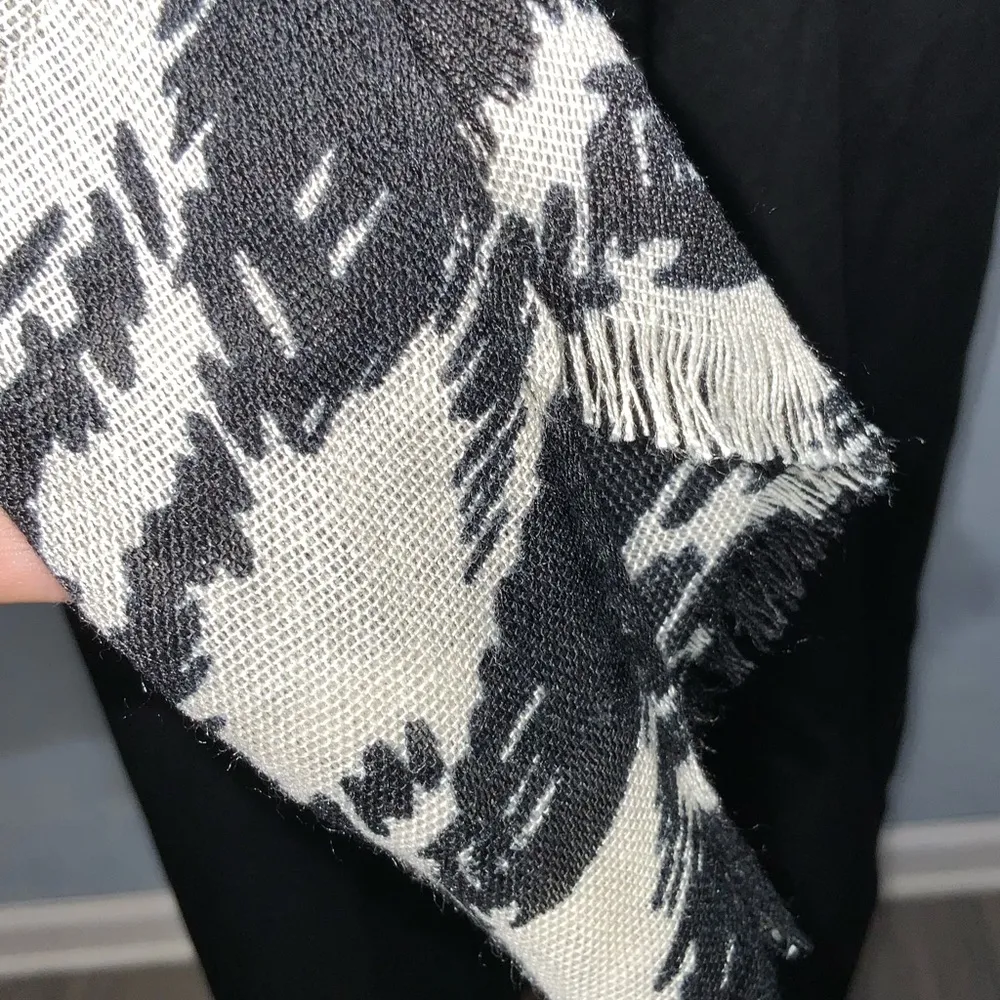 Black & Cream Splotched Lightweight Fashion Scarf 56X70 - Image 4