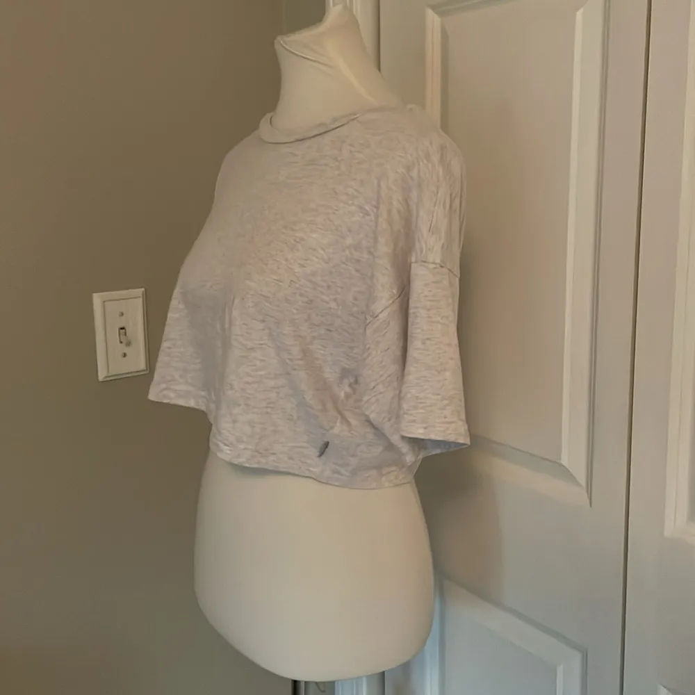 😻 Super Cute TNA Aritzia Light Grey Short Sleeve Cropped T Shirt - Image 4