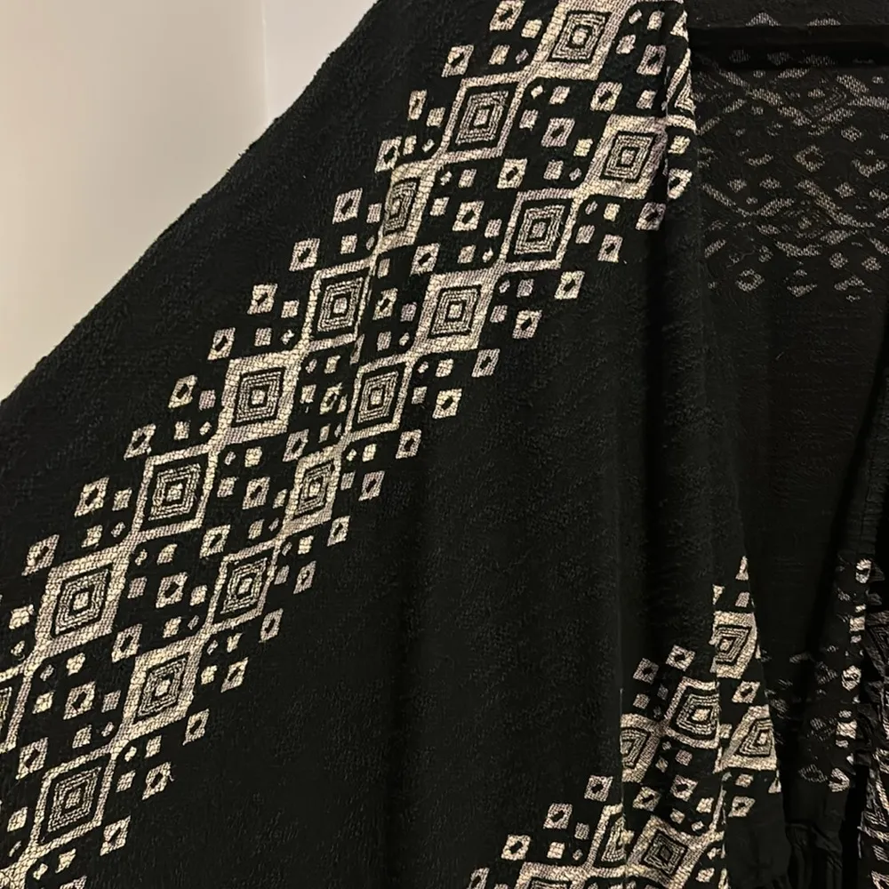 MOSSIMO BLACK AND CREME WRAP SIZE SMALL/MEDIUM…PM…OVERSIZED WITH FRINGE ON HEM - Image 5