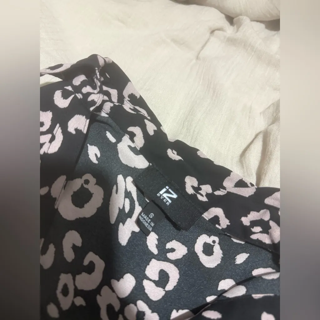 Iz Byer  women’s printed button up - Image 3