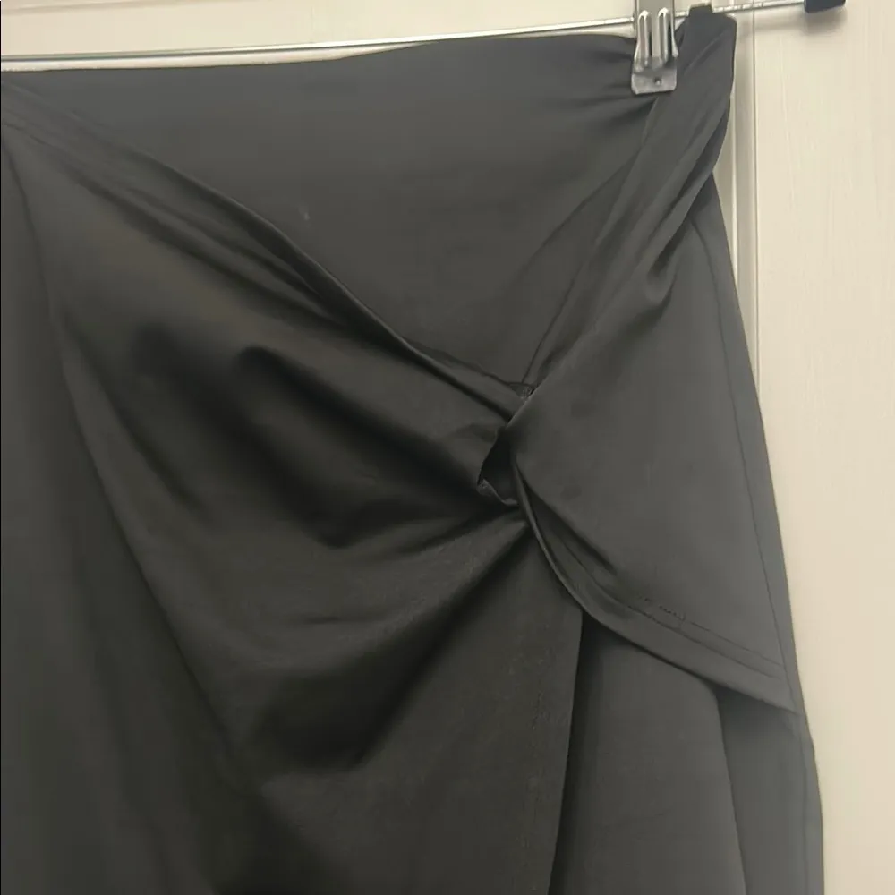 Elegant Black Wrap Skirt Size L - Image 2