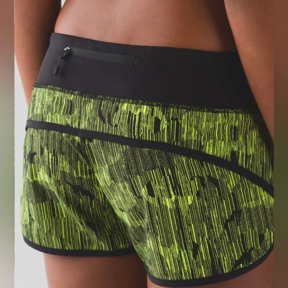 Lululemon down pour lime light/ black speed shorts (2.5) size 4 - Image 4