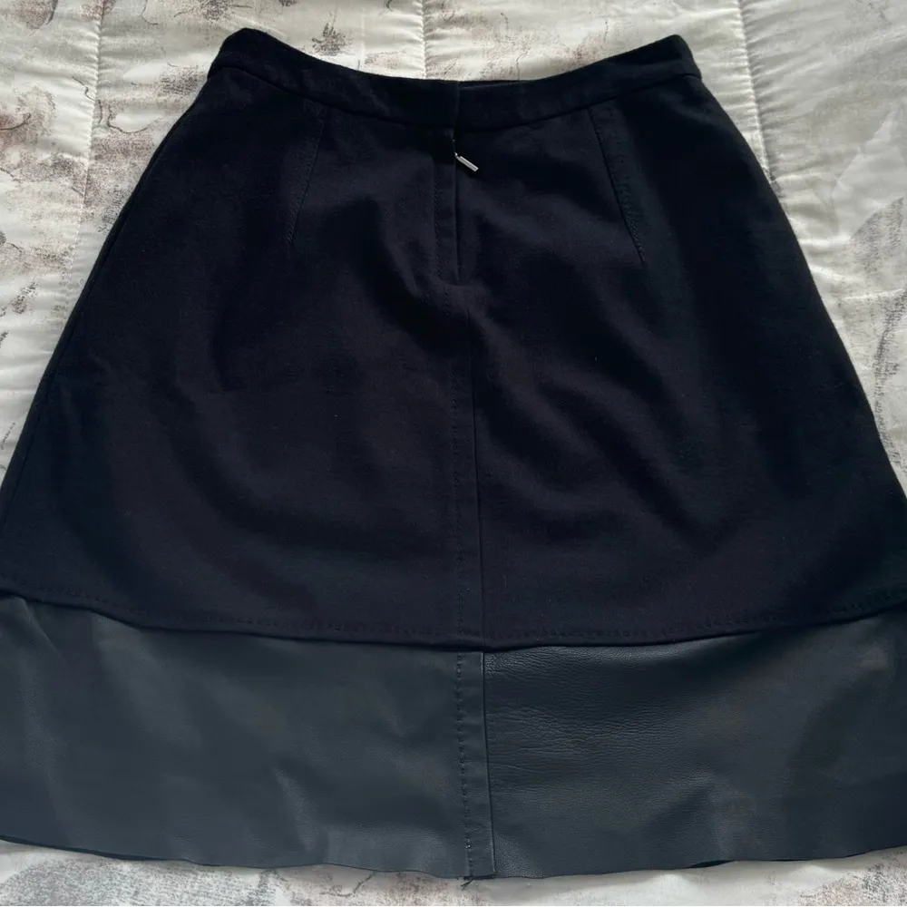 Sinclaire 10 black wool blend lamb l trim lined skirt, size 2 quiet luxury - Image 8