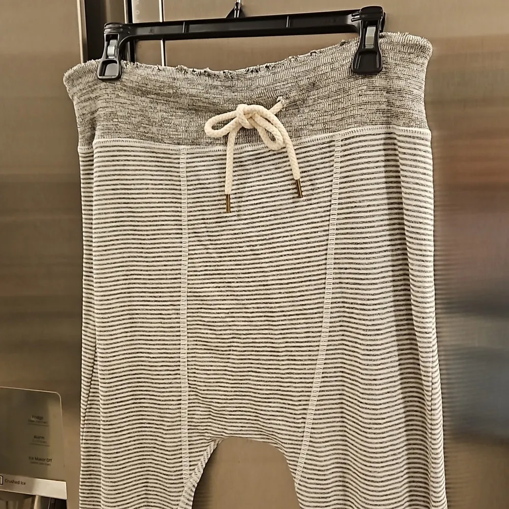 💕THE GREAT💕 The Gym Pant ~ Gray and White Stripes Distressed Size 2 Medium NWT - Image 3