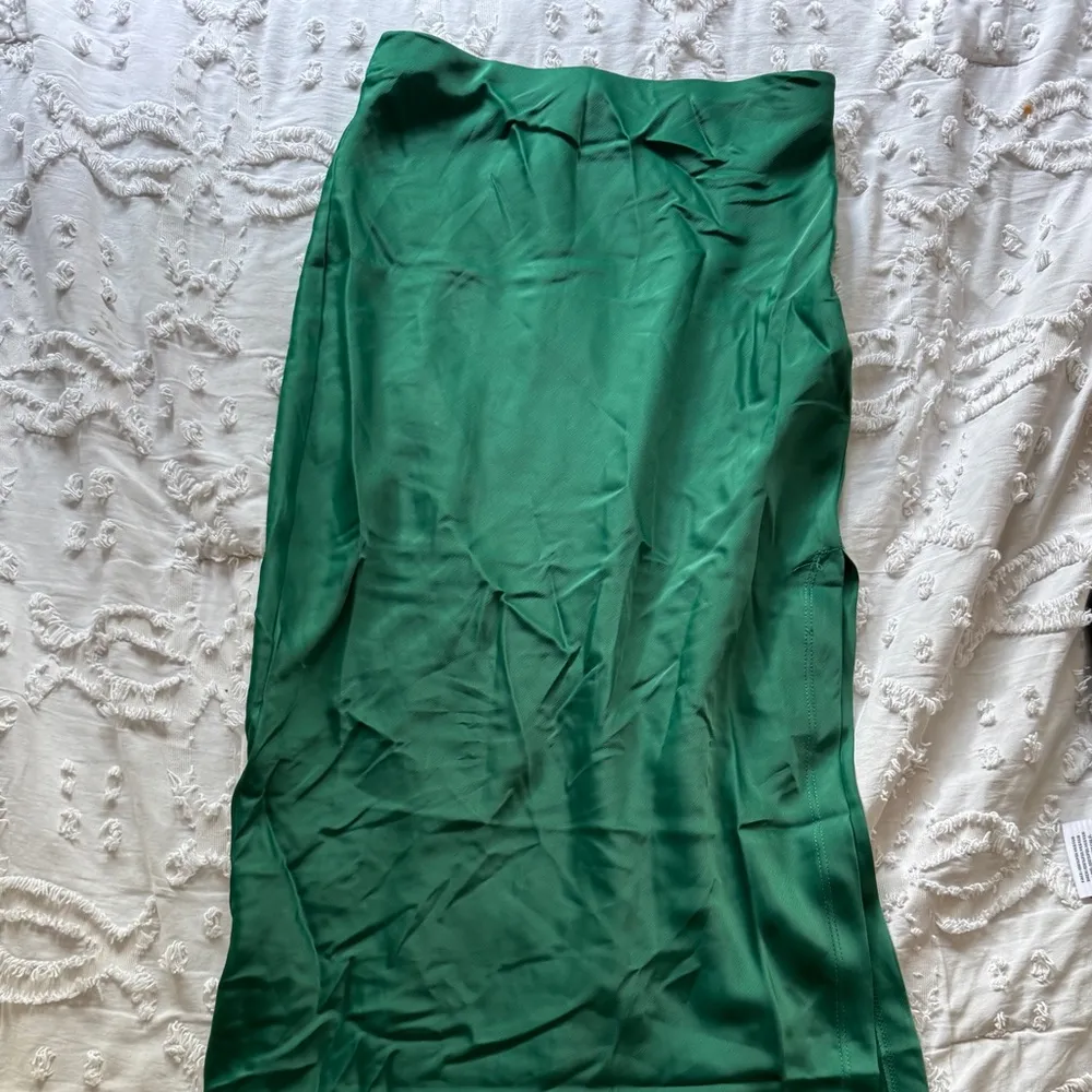 NWT  XS GREEN SILK SLIT SKIRT - Image 3