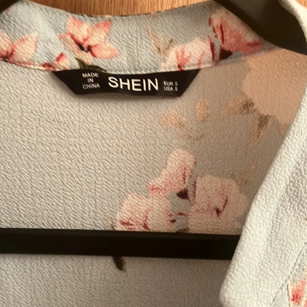 Aqua blue floral print blouse woman’s size small - Image 2