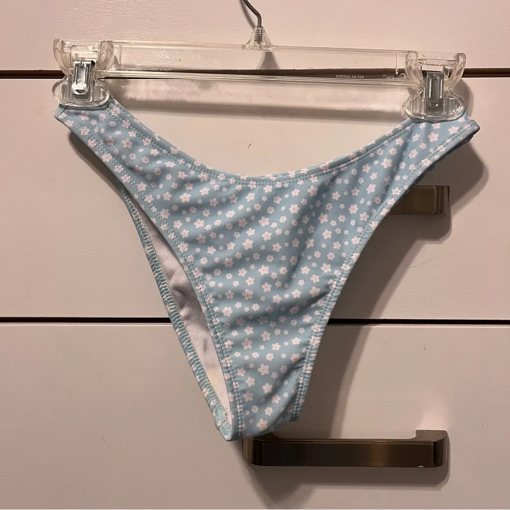 Shein Ditsy Blue Floral Bikini Set - Image 4