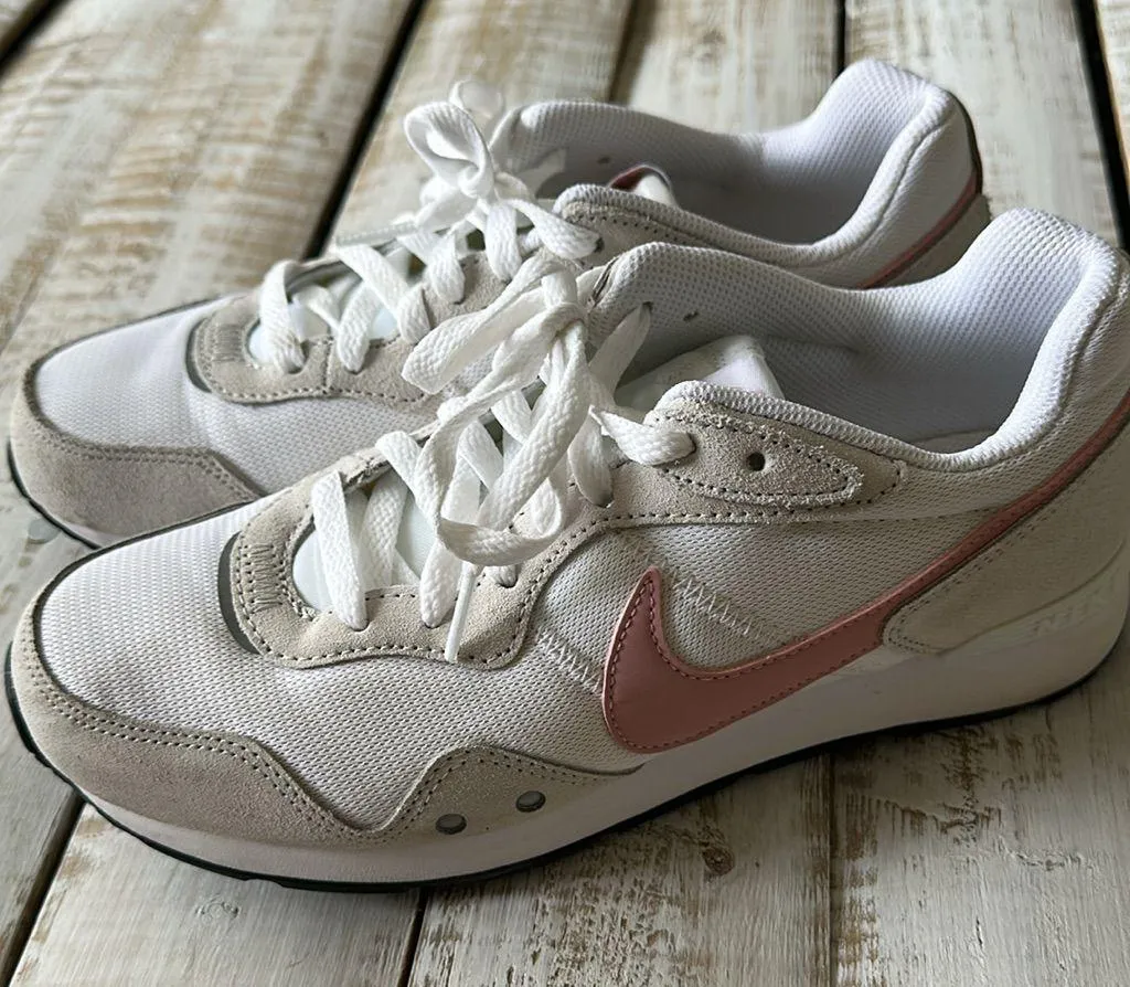 Nike Women’s Venture Runner Sneaker white/pink glaze Size 8.5 - Image 3