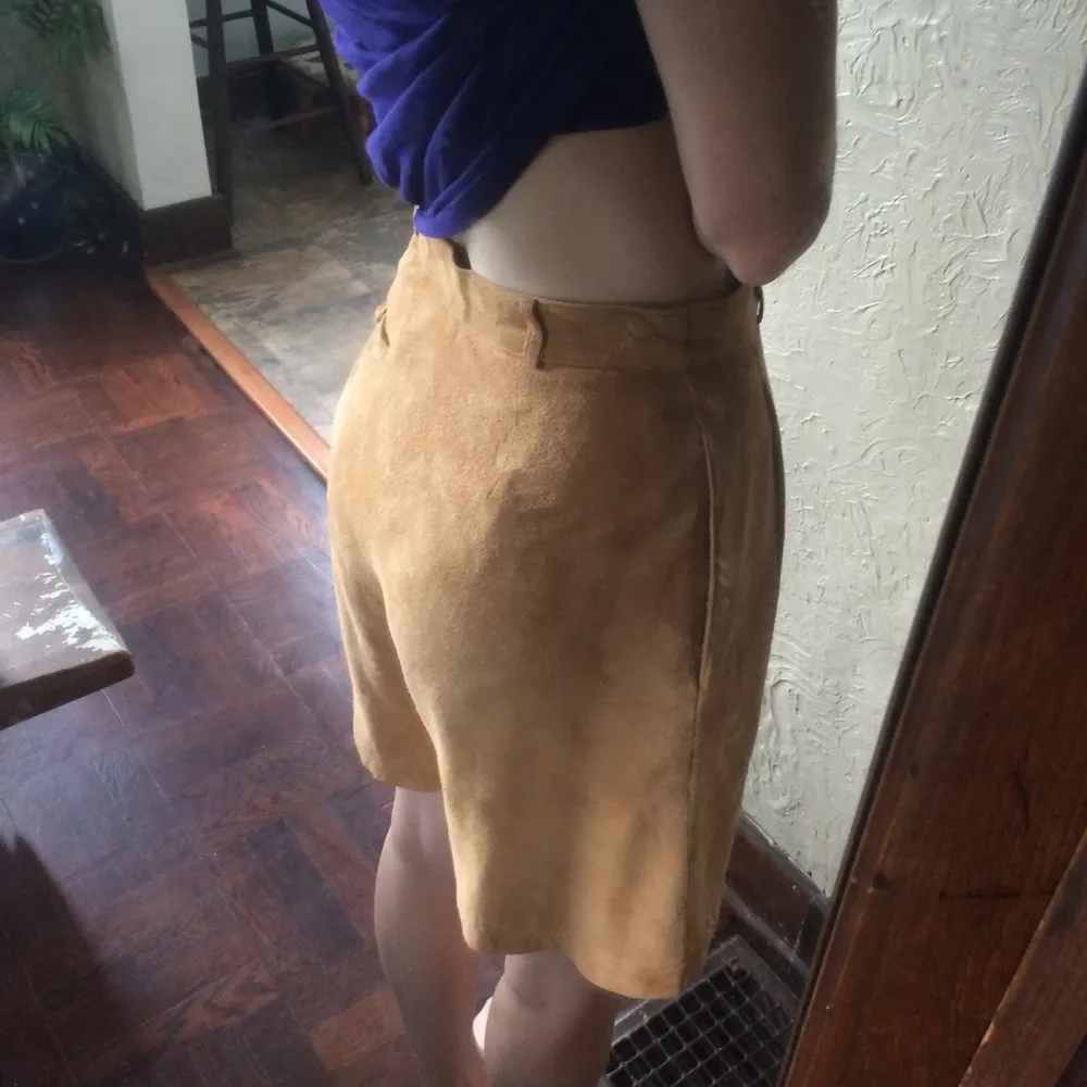 Vintage Leather High Waisted Shorts 80s academia suede shorts pleated Tan Size 2 - Image 7