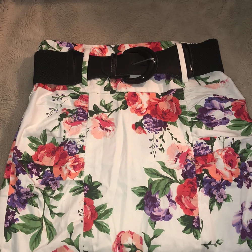 NWT Kate Kasin Pencil Skirt with belt, Large White - Image 2