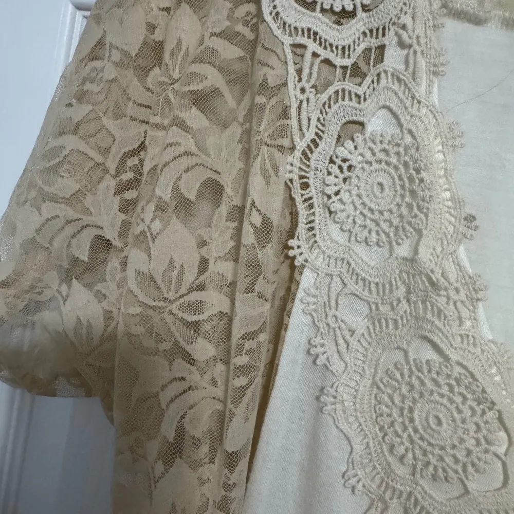 Charlotte Russe Cream Lace Top - Image 3