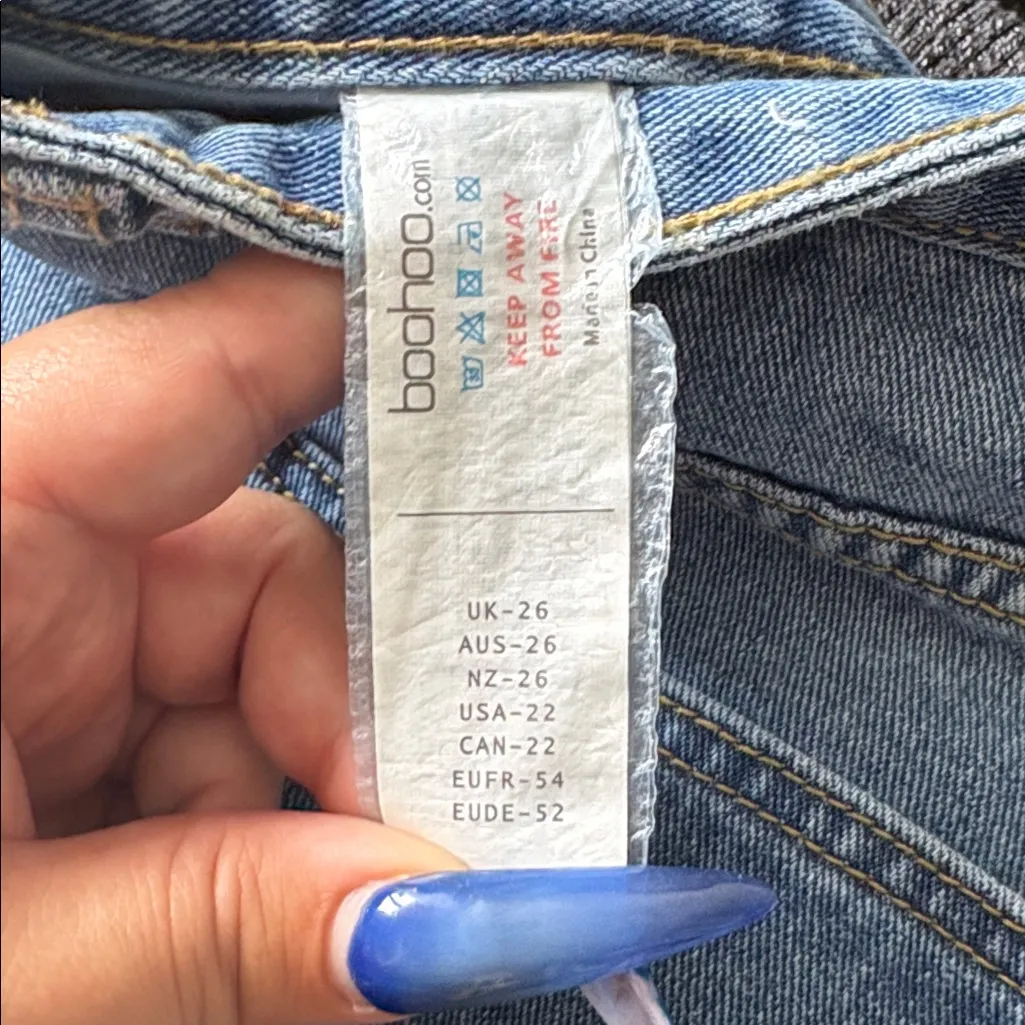 Boohoo Plus Distressed High Waist Mom Jeans - Image 4