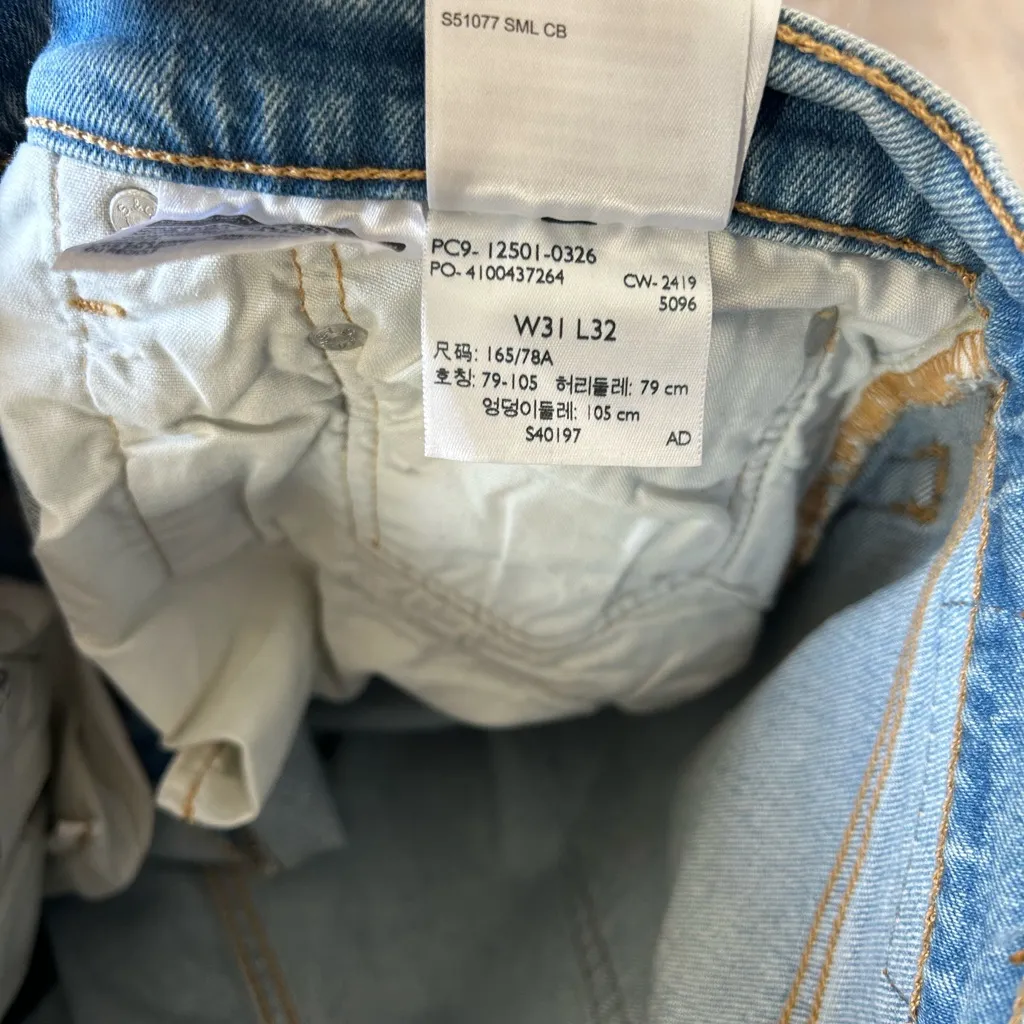Levi Strauss & Co. 501 Original Straight Jeans – Light Wash Blue Size 31 - Image 5