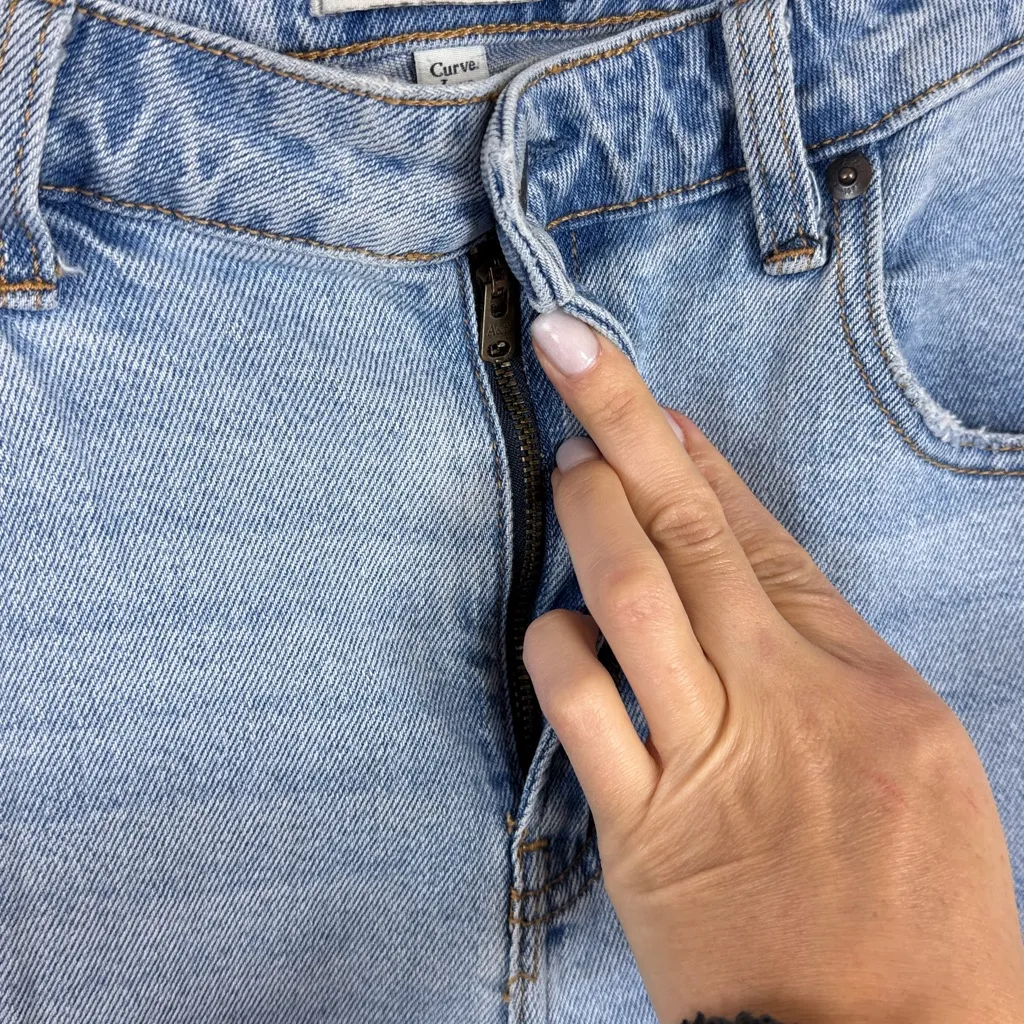 Abercrombie & Fitch Curve Love The Mom High Rise Jeans in Light Blue Size 28/6R - Image 7