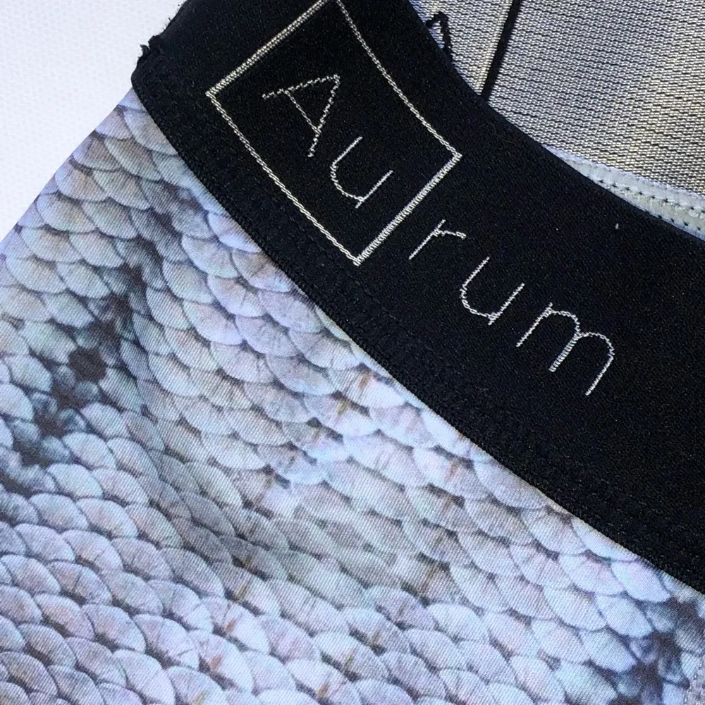 Aurum radiance steel scale snake crop leggings petit Size undefined - Image 10