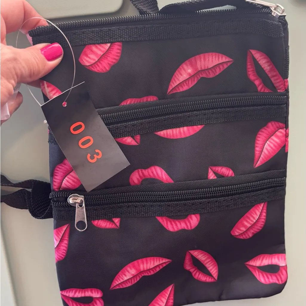 Adorable medium sized kisses pattern duffel bag weekender carry on & purse Red - Image 4