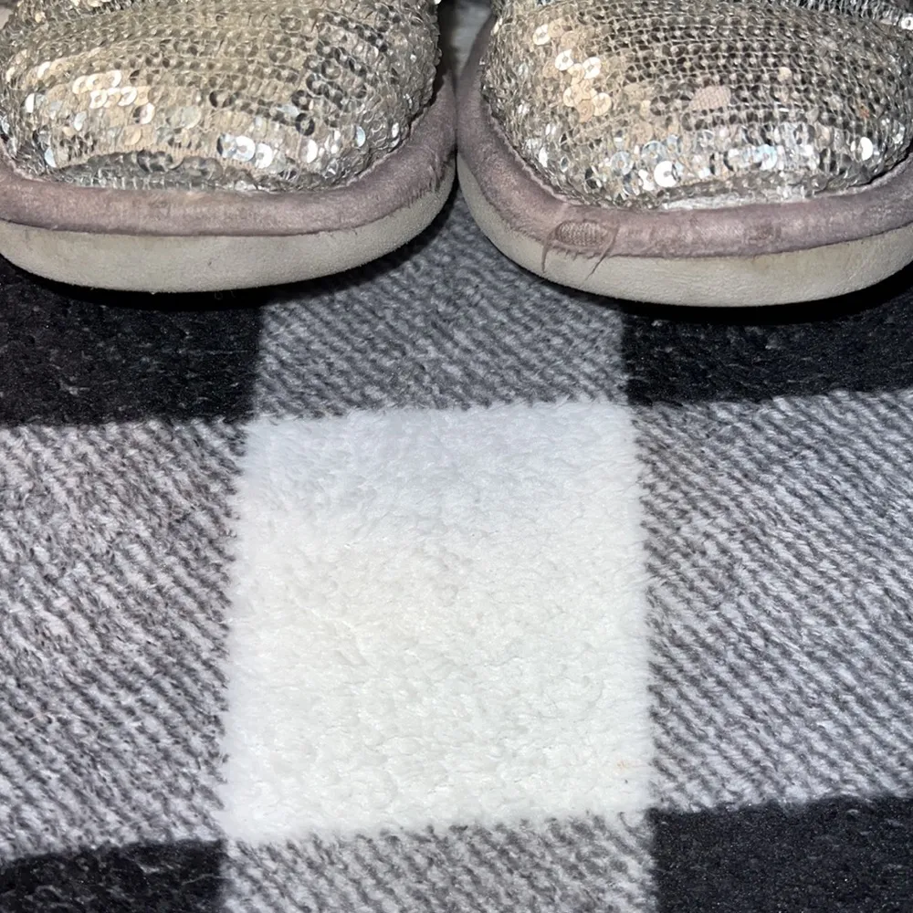 Classic Short UGG Silver Sequin Boot: Size 4 - Image 5
