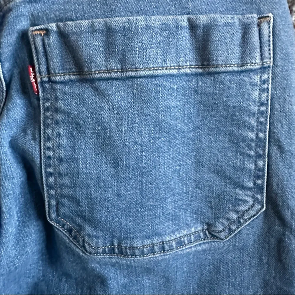 Levi’s Mile High Cropped Wide Leg Jeans Women’s Size 30 High Rise Button-Fly - Image 3