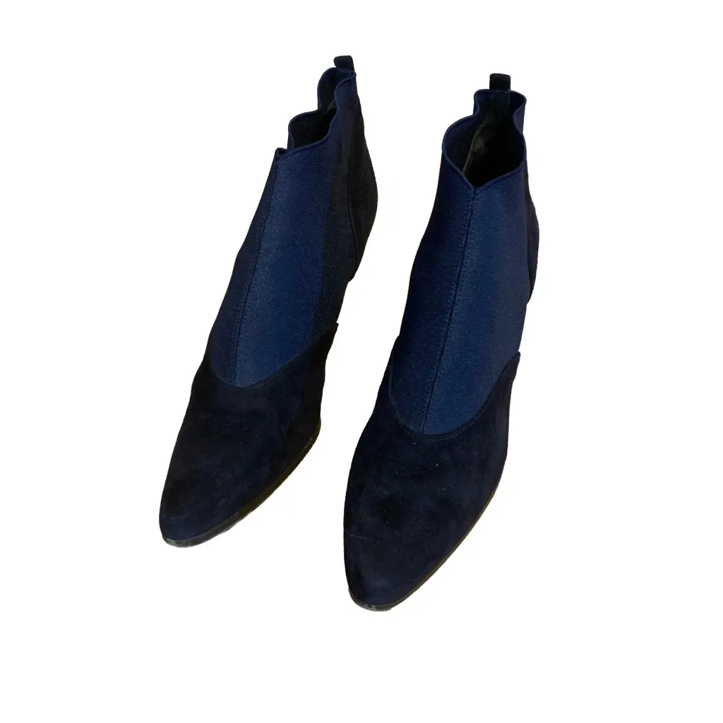 VINTAGE 1990'S/Y2K ANNE KLEIN NAVY BLUE STRETCH FABRIC & SUEDE BOOTIE HEELS (7N) - Image 6