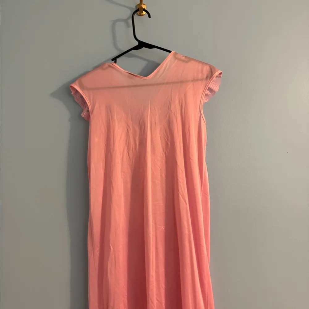 vintage pink floor length sleep gown with floral detail measurements added Size M - Image 5