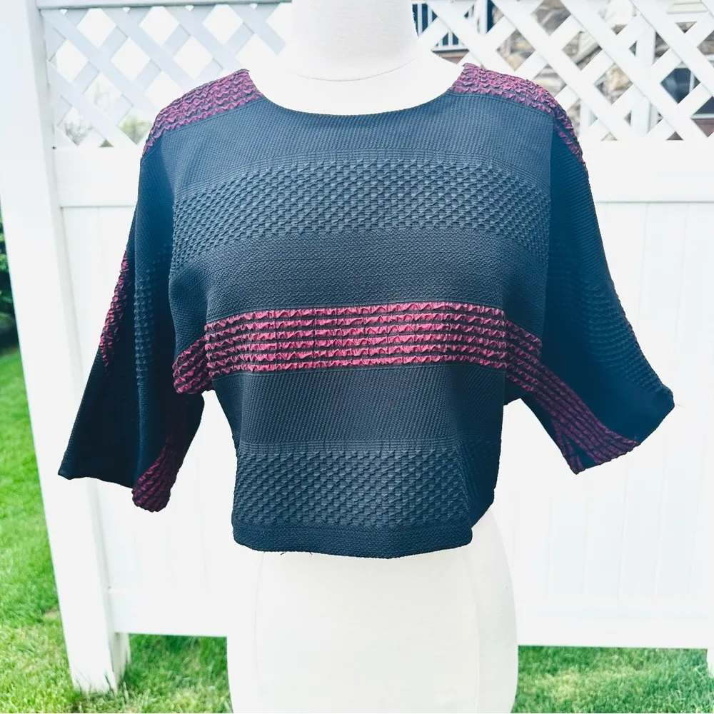 Tugce & Ece Collection Black & Red Textured Short Top Size L - Image 2