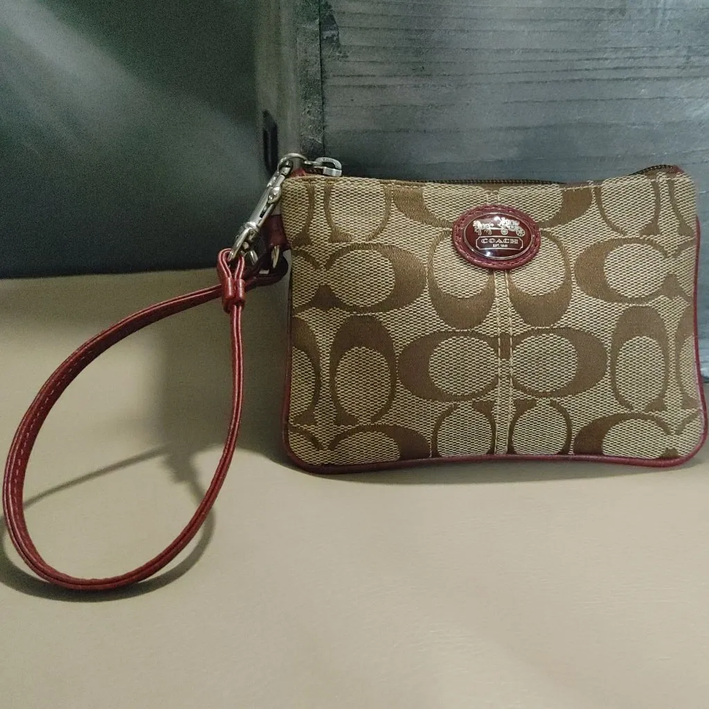Coach Brown Red Signature Wristlet Clutch C Jacquard Satin Lining Zipper Closure - Image 4