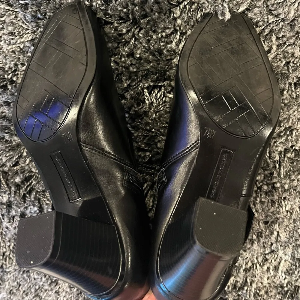 🌷PREDICTIONS BLACK HEELED BOOT WITH SILVER BUCKLE SIZE 7.5🌷 - Image 5