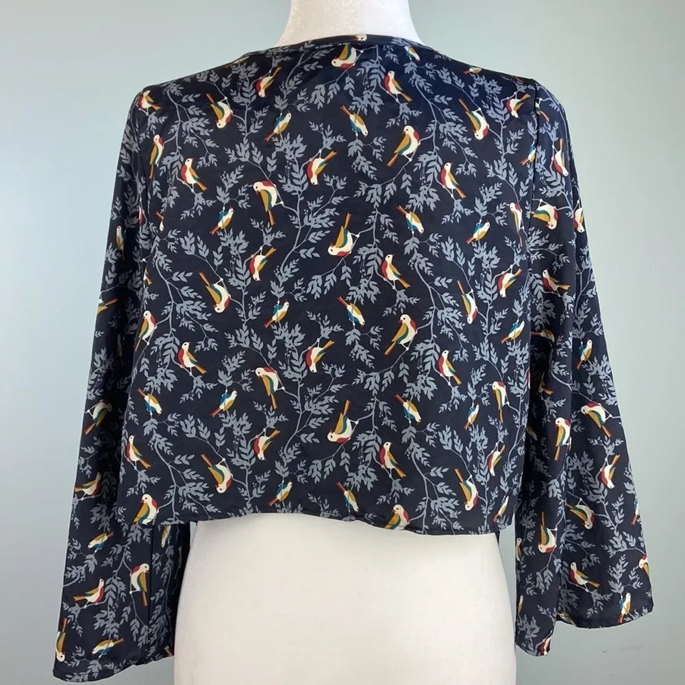 NWT Tropical Bird Floral Wrap Blouse Lightweight Cropped Bell Sleeves Size Large Blue - Image 9