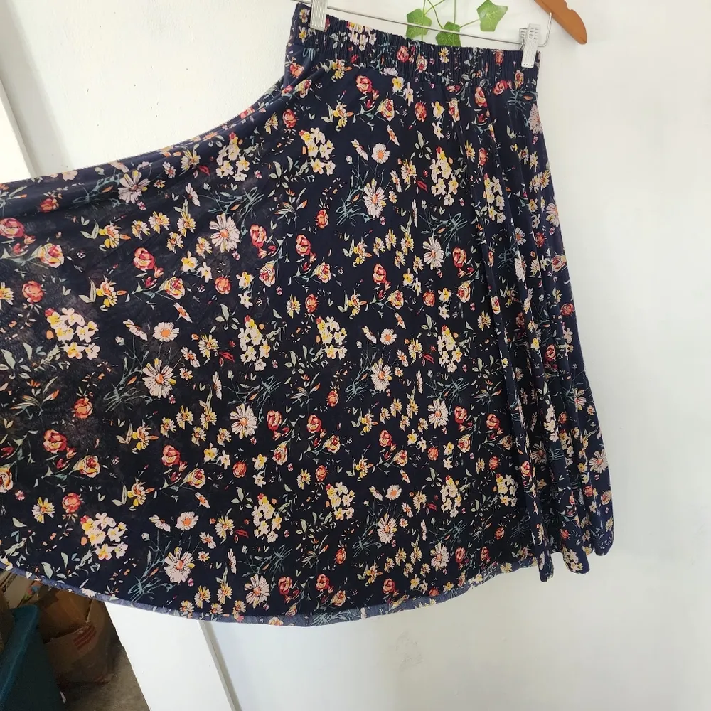 Navy Blue Floral Print Flowy Skirt Size undefined - Image 4