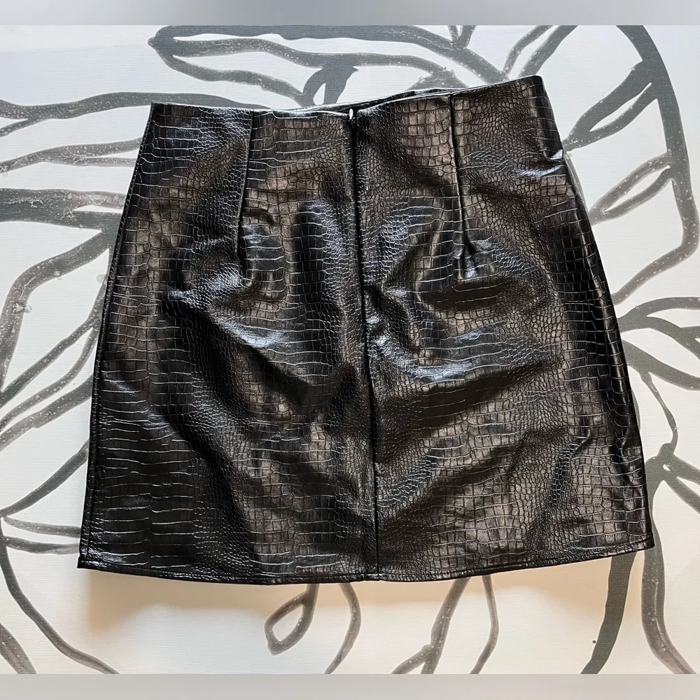 LULUS Faux Snakeskin Black Leather Pencil Mini Skirt Women’s Sz XS NWT - Image 4