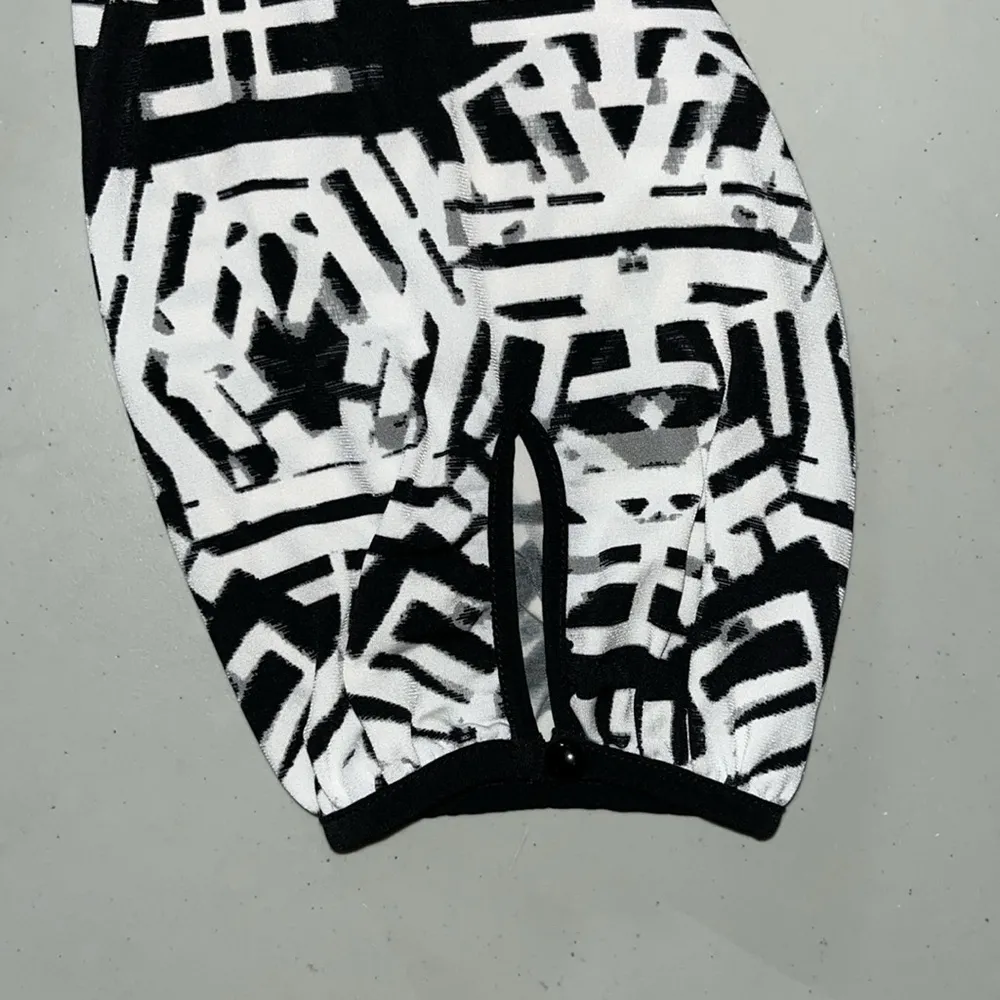 Nicole Miller NWT Size XL Black & White Printed Cut-Out Sleeve Blouson Dress - Image 5