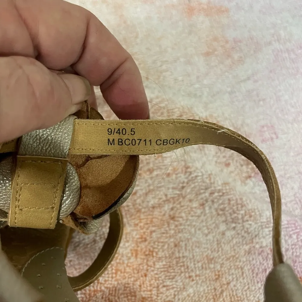 BOC Flower heel Gold Size 9 - Image 4